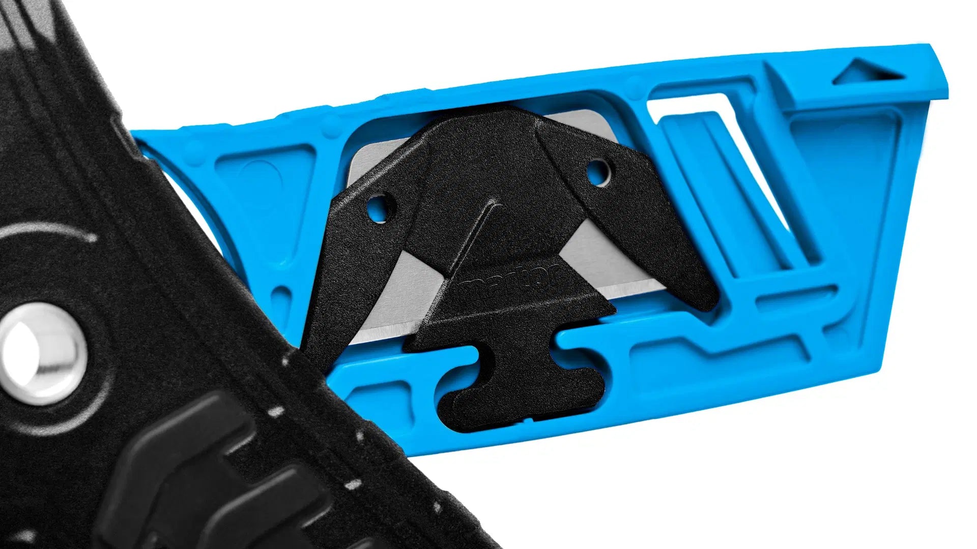 Detailaufnahme des integrierten Ersatzklingenfachs im blauen Griff des MARTOR SECUMAX 350 mit eingelegter Ersatzklinge von SICHERHEITSCUTTER.DE.