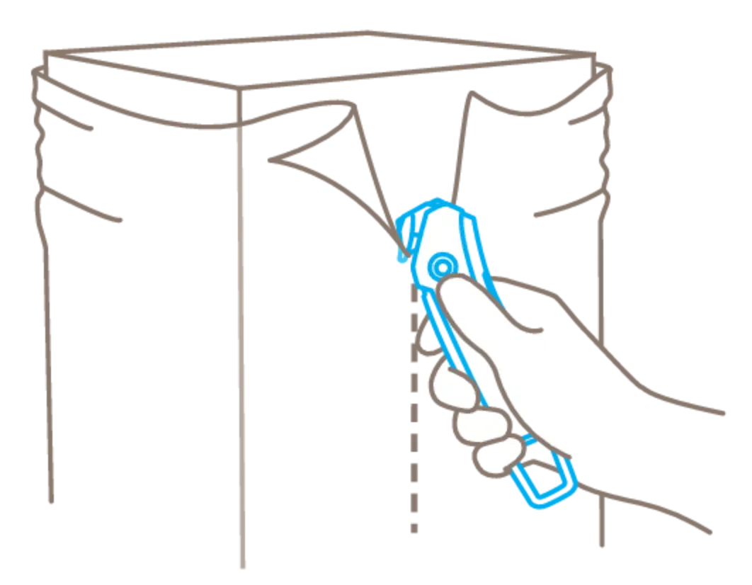 Schematische Illustration zur Anwendung des MARTOR SECUMAX 350 Sicherheitsmessers beim sicheren Aufschneiden von Verpackungsfolie um einen Karton von SICHERHEITSCUTTER.DE.