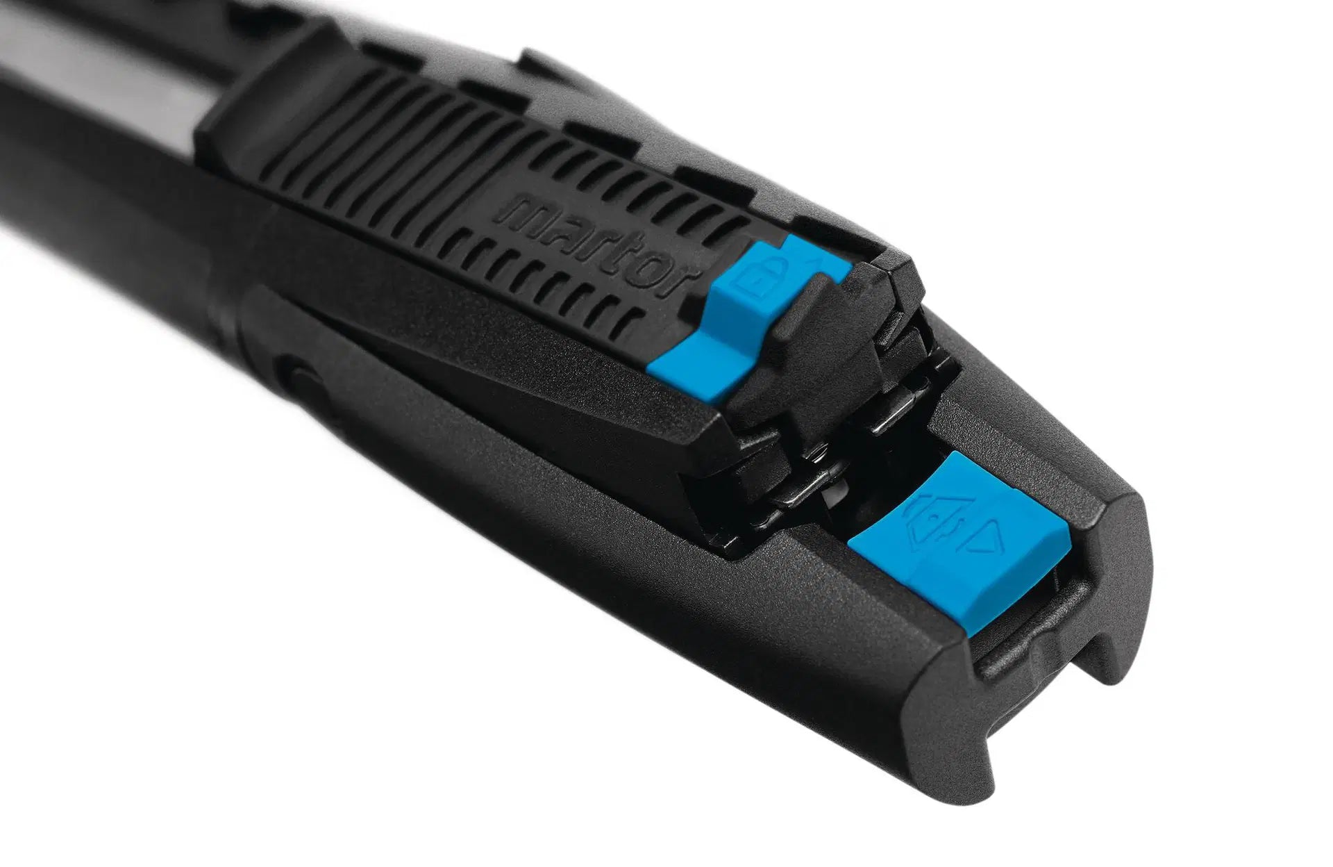 Detailaufnahme des hinteren Griffs des MARTOR SECUNORM 380 Sicherheitsmessers mit dem blauen Sicherungsschieber und der Taste für den Klingenwechsel vor weißem Hintergrund von SICHERHEITSCUTTER.DE.