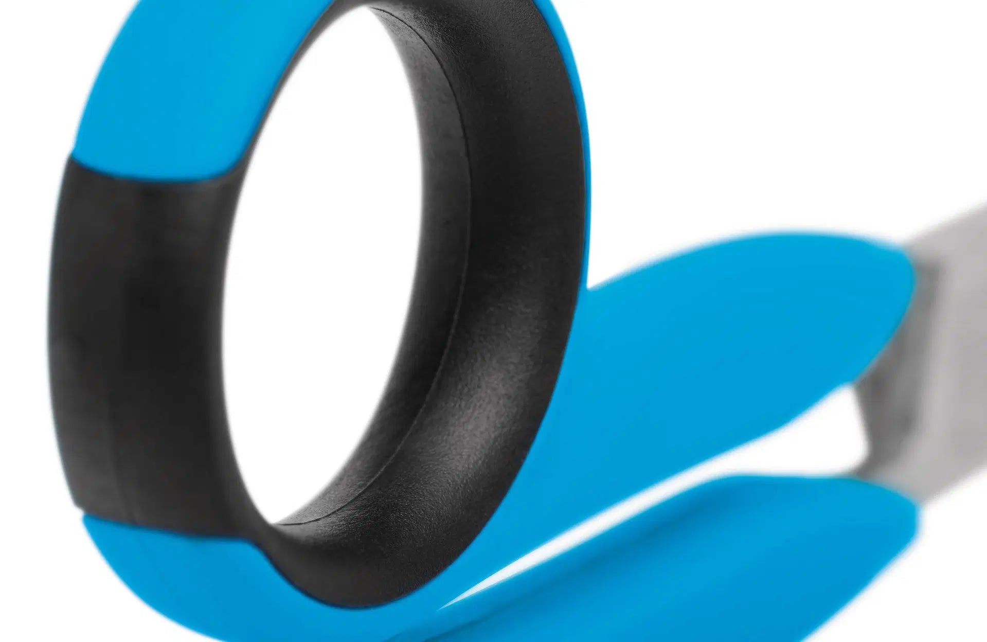 Ergonomischer Griffring der Martor SECUPLUS 363 Sicherheitsschere in Nahaufnahme – SICHERHEITSCUTTER.DE