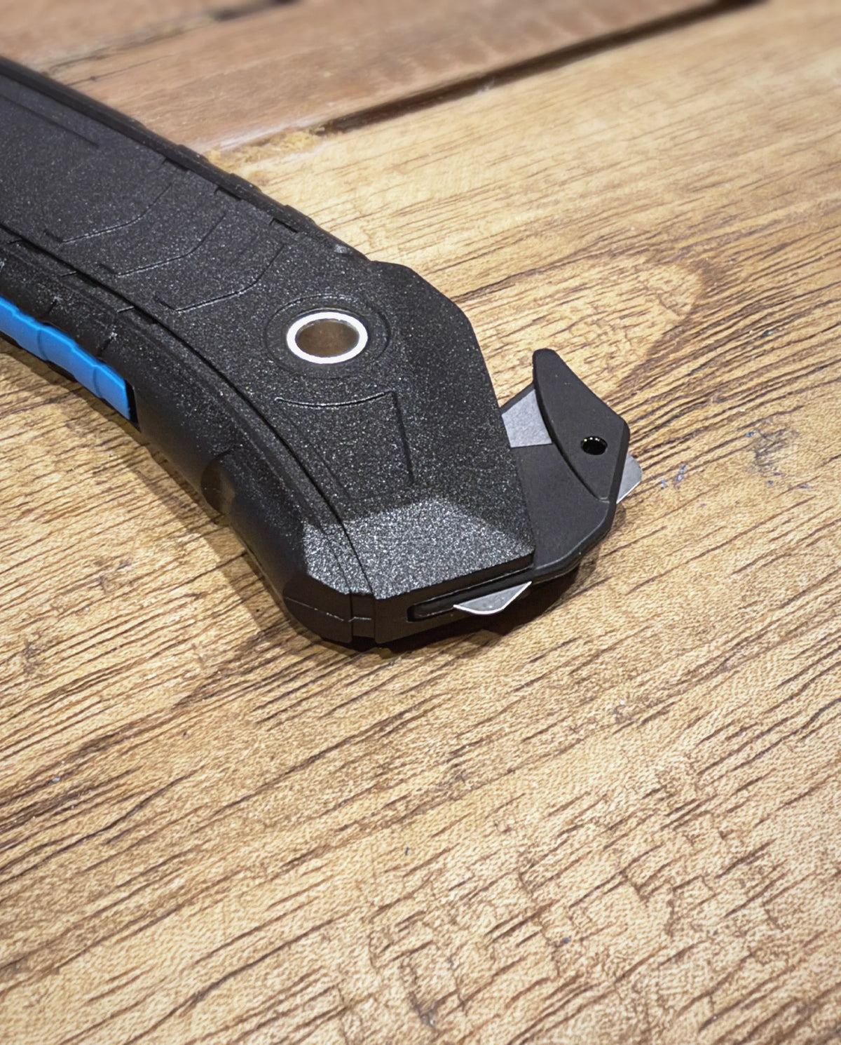 Detailansicht des MARTOR SECUMAX 350: Klingenkopf mit verdeckt liegender Klinge und Klebebandritzer auf Holz – SICHERHEITSCUTTER.DE