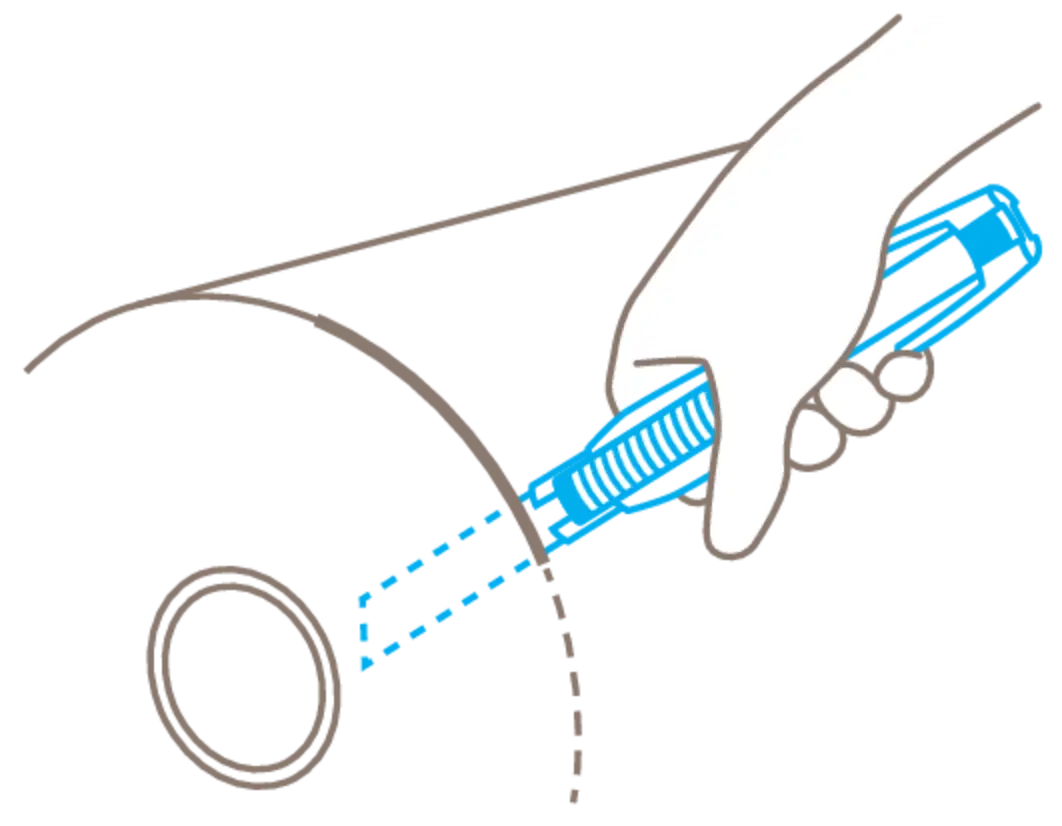 Schematische Zeichnung einer Hand, die das Ende oder die Kappe einer Materialrolle mit der tief eindringenden Klinge des MARTOR SECUNORM 380 Sicherheitsmessers präzise abschneidet, von SICHERHEITSCUTTER.DE.