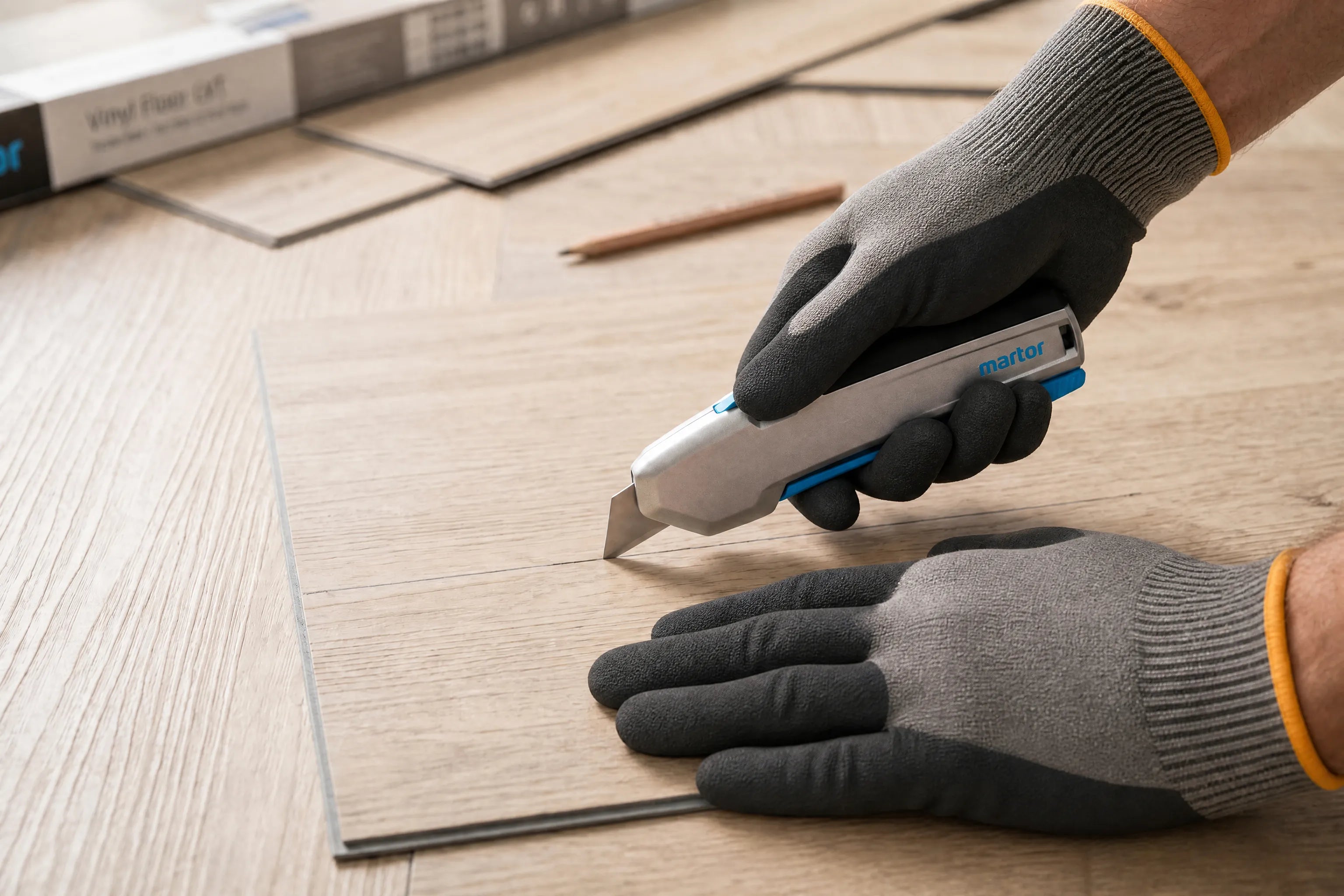 Präzises Zuschneiden von Vinyl-Bodenbelag mit einem professionellen MARTOR Sicherheitsmesser von SICHERHEITSCUTTER.DE.