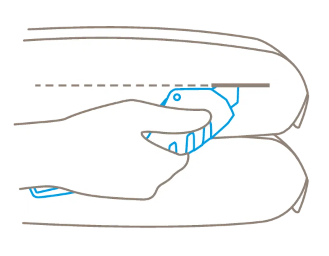 Illustration: Sack entlang der Schnittlinie mit Martor SECUNORM 610 XDR aufschneiden – SICHERHEITSCUTTER.DE
