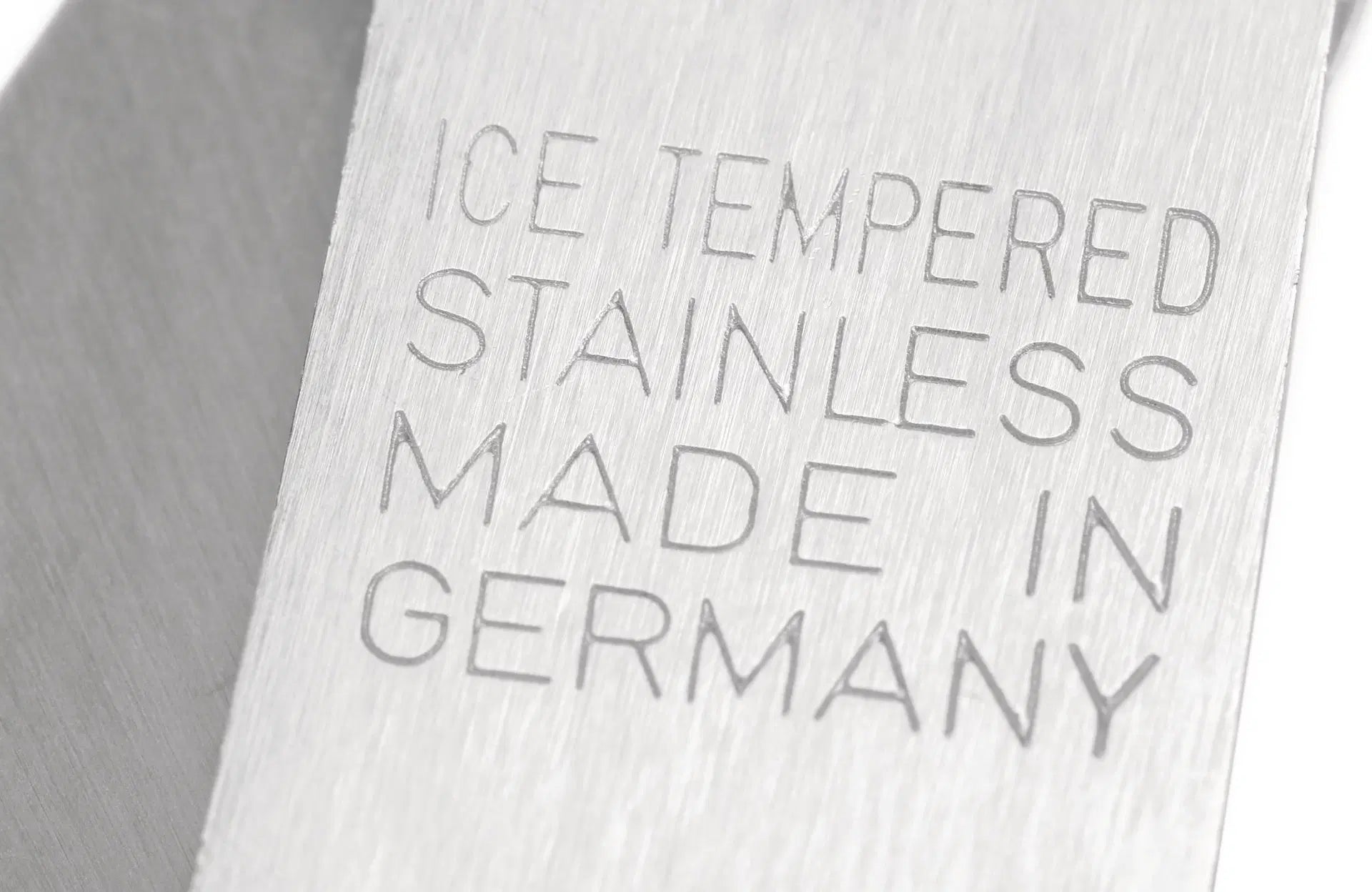 Gravur „Ice Tempered Stainless – Made in Germany" auf der Klinge der Martor SECUPLUS 363 – SICHERHEITSCUTTER.DE
