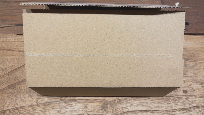 Stop-Motion-Unboxing: Paket wird geöffnet und das MARTOR SECUMAX 350 SE aus der Verpackung genommen – SICHERHEITSCUTTER.DE